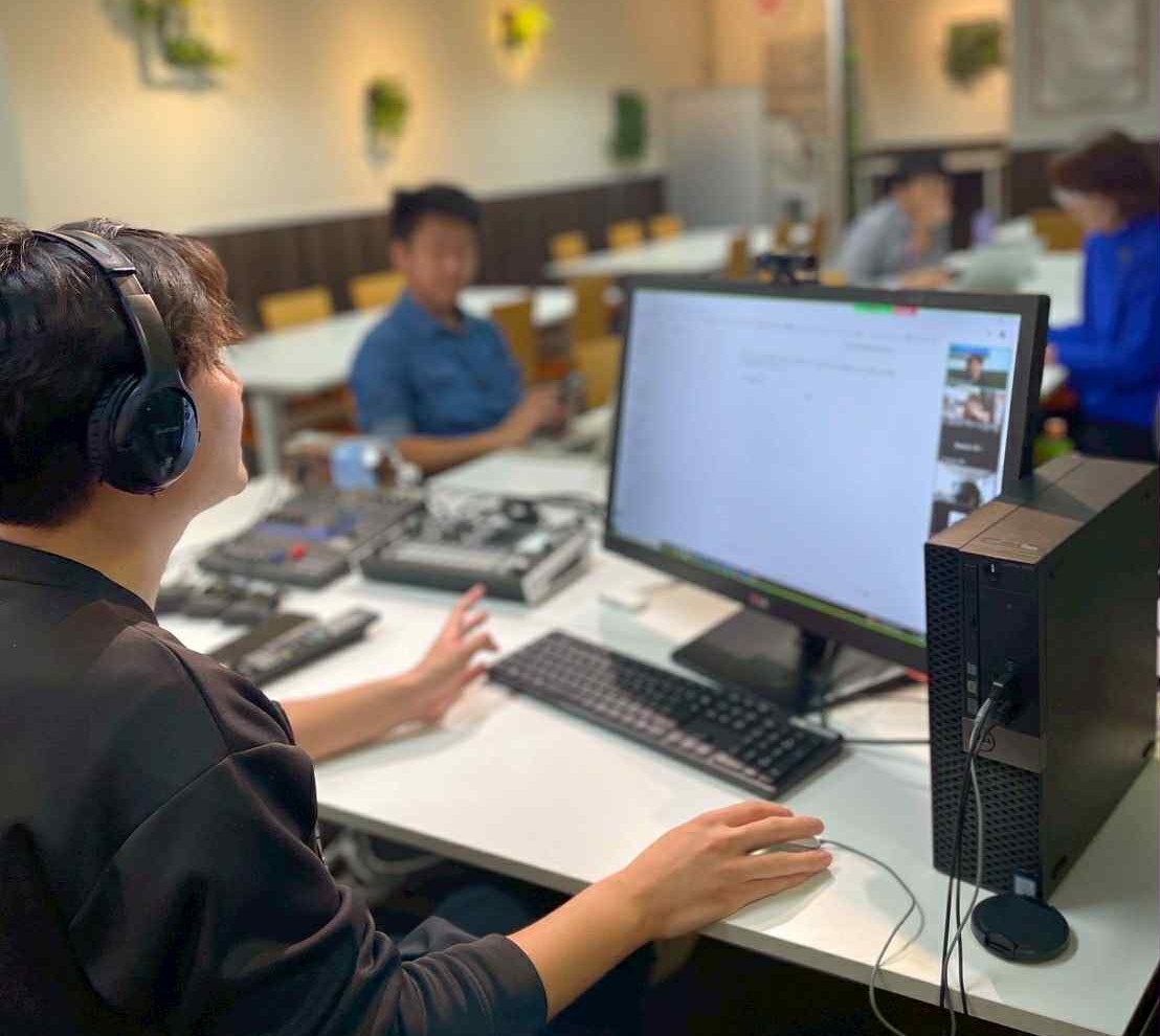 講師が受講者のログイン操作をサポートしている様子（手元アップ）